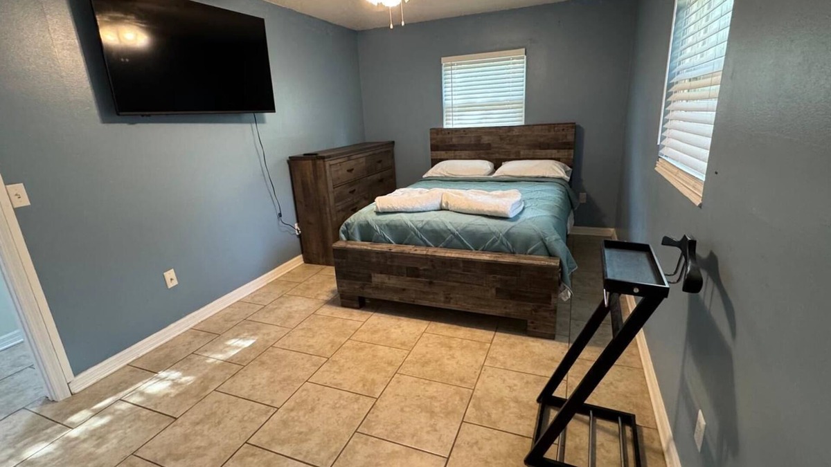 Springtree House | Cozy Getaway: Just 15 mins from UF & 20 mins to Celebration Pointe