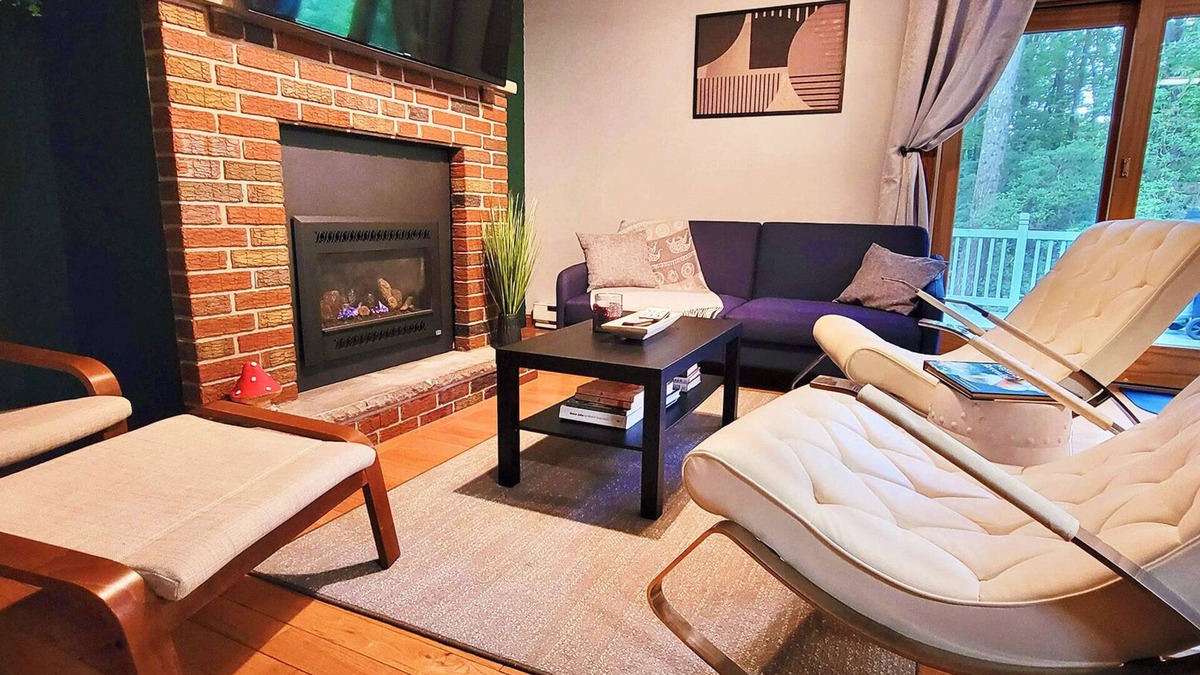 Mount Pocono House | Cozy Getaway! King Bed, Gas Fireplace, BBQ Grill, Fire Pit & Games!