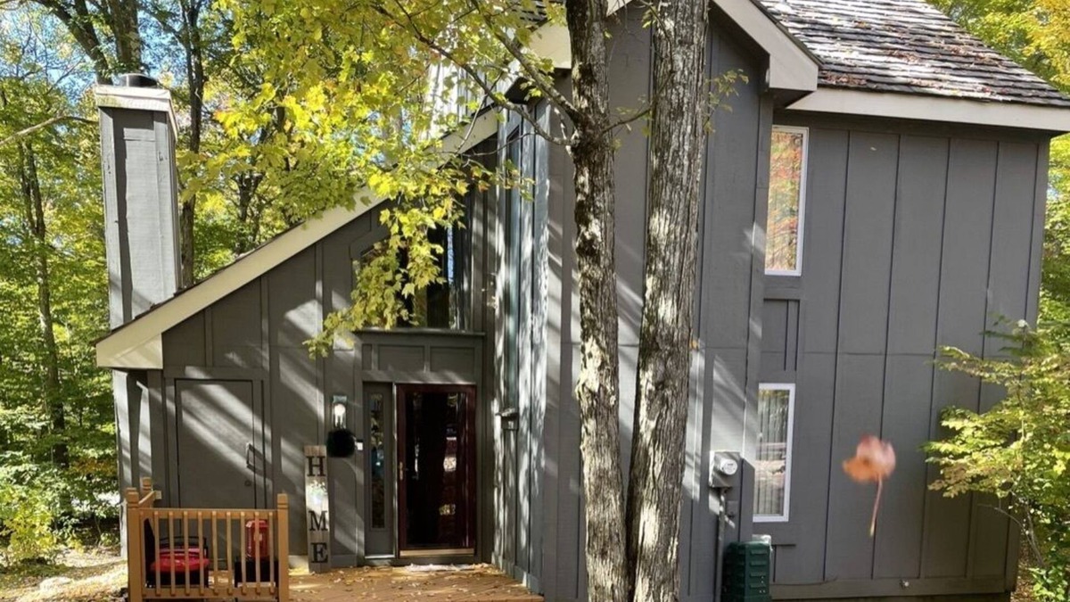 White Haven House | Cozy Getaway located on JACK FROST MOUNTAIN with private lake club access