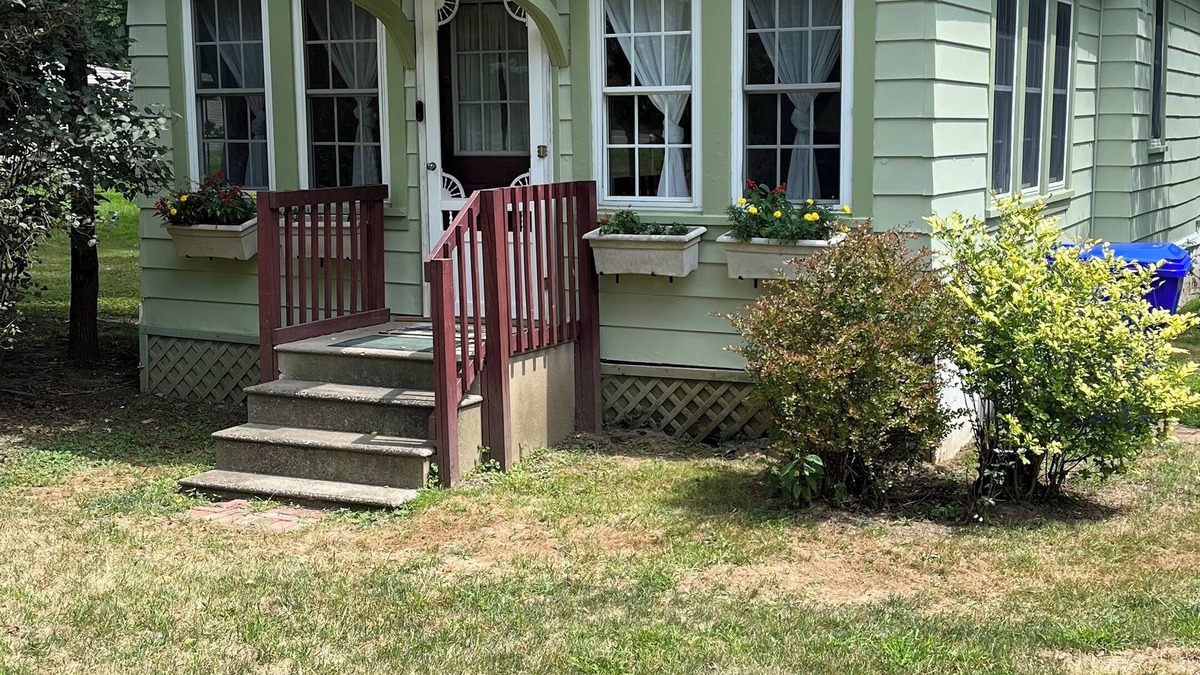 Racine Cottage | Cozy getaway. Peaceful. 5 min to Historic Harmony. Fireplace. Pet friendly.