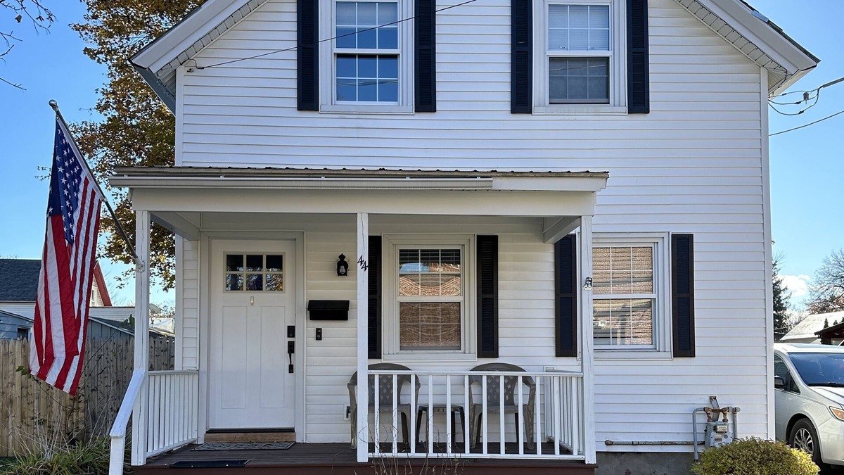 Glens Falls House | Cozy Glens Falls home away from home 15 minutes from Lake George