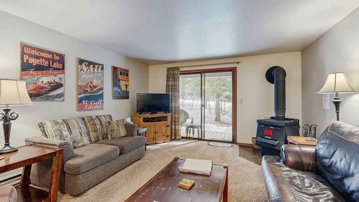 McCall Condo | Cozy Golf-View Condo with Pools, Hot Tub & Gym - Nearby Ski & Lake Access