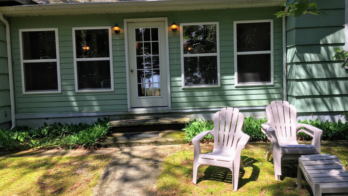 Greenbush House | Cozy Greenbush Cottage right on white sandy beach of beautiful Lake Huron!