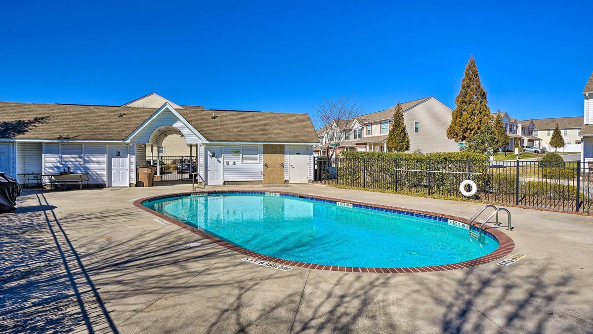 Greensboro House | Cozy Greensboro Townhome w/Community Pool & Grill