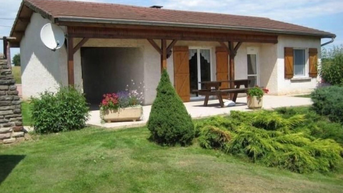 Fontenoy-le-Chateau Cottage | Cozy Ground-Level Cottage with Terrace, Near Thermal Baths and Marina, Sleeps 4