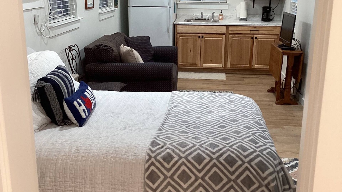 Camp Swift House | Cozy Guest House - Bastrop, TXnRelax in the pines!