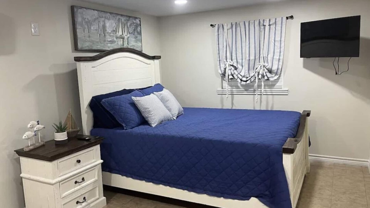 Orange House | Cozy Guest House on 3 acres