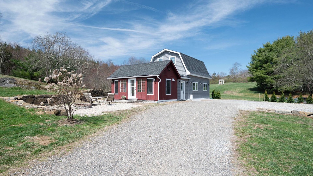 Bantam House | Cozy Guest House on 15 Acres