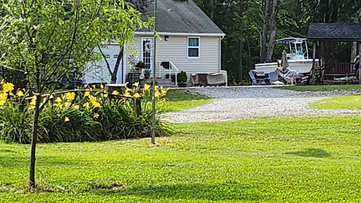 Allen House | Cozy Guest House on 15 acres, with plenty of parking!