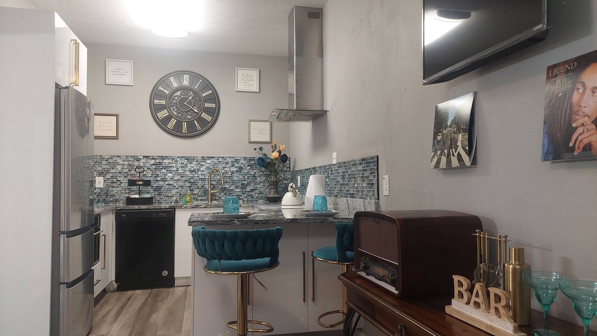 Temple Terrace House | Cozy Guest House in Golf Course Community Minutes to Adventure Island