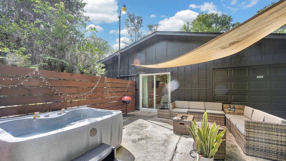 Palm Coast Cottage | Cozy Guest House w Hot Tub, Firepit & Private