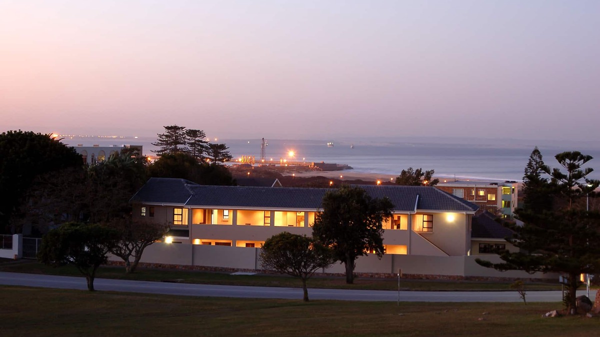 Humewood Bed & Breakfast | Cozy guest room with double bed, sofa bed and kitchen, near Port Elizabeth