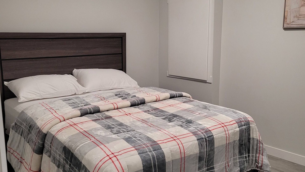 Airdrie Apartment | Cozy Guest suite in Airdrie 2 Queen beds
