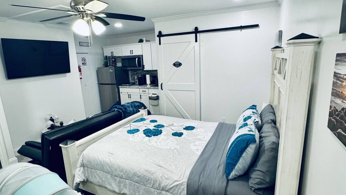 Lehigh Acres Apartment | Cozy Guest Suite Studio with Private Entrance. Minutes away from hospitals