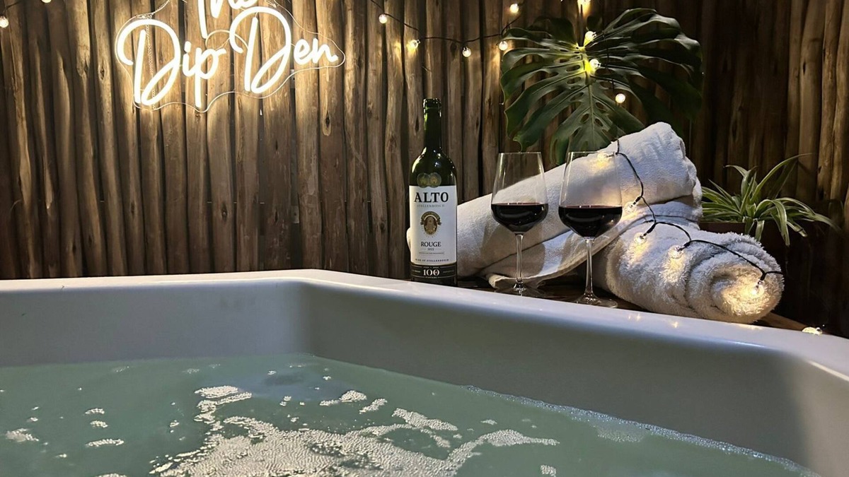 Glencairn Apartment | Cozy guest suite w/fireplace & hot tub (jacuzzi)