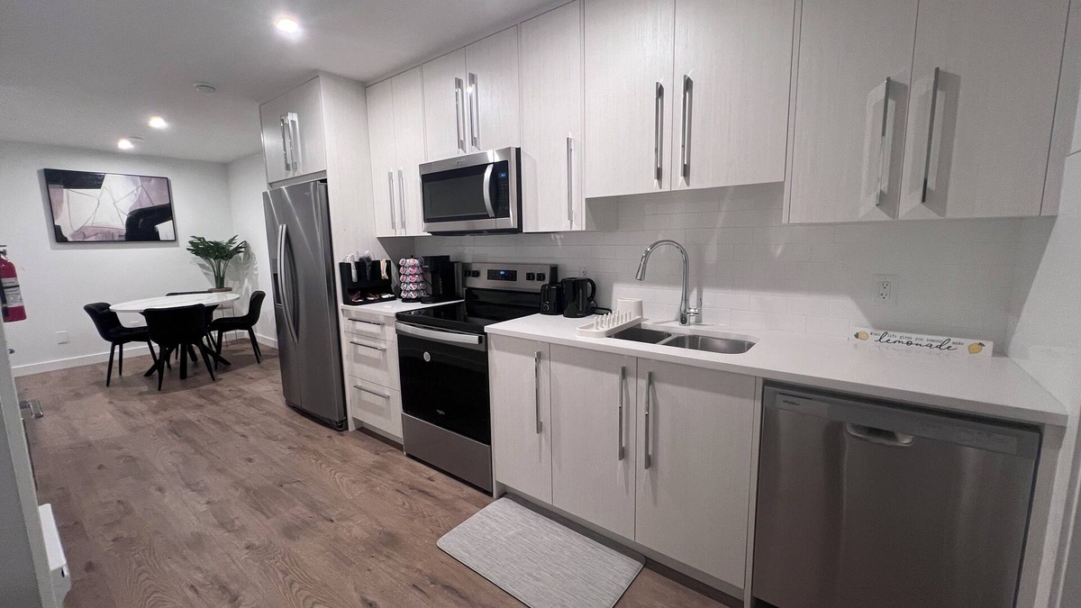Tuscany House | Cozy guest suite, walking trails, mins from Canada Olympic Park & Banff