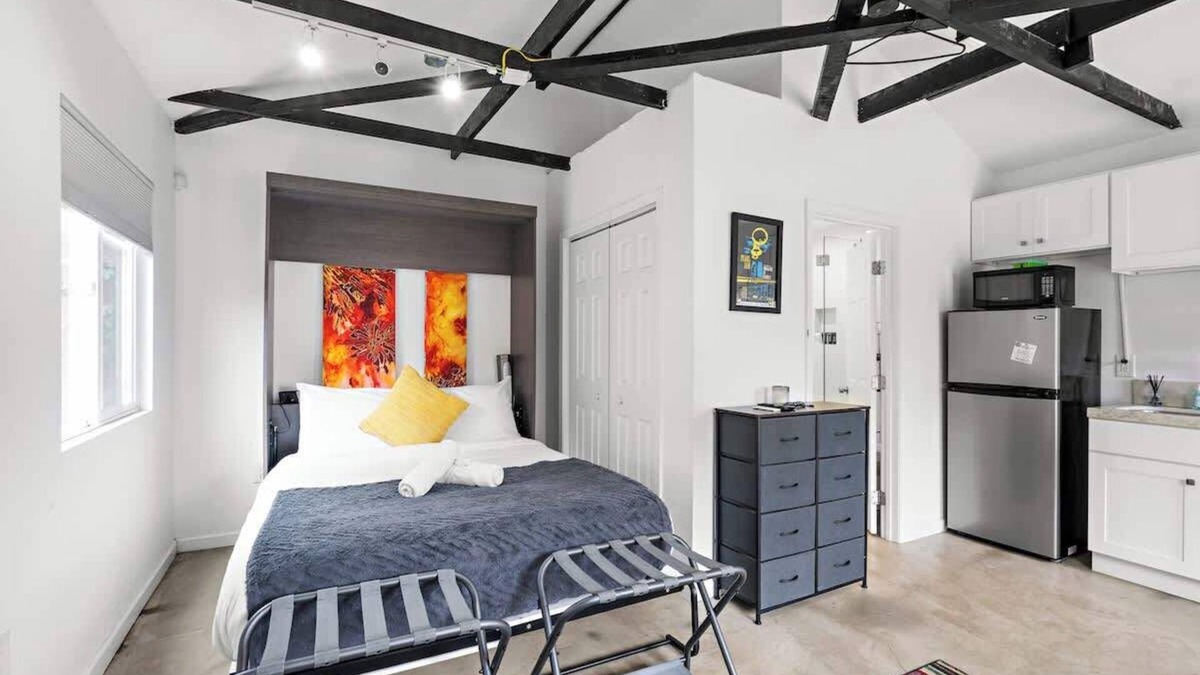 Pico - Robertson House | Cozy Guest Suite with Kitchenette Prime Location