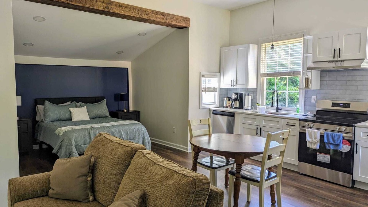 Oakdale House | Cozy Guesthouse in Charlotte