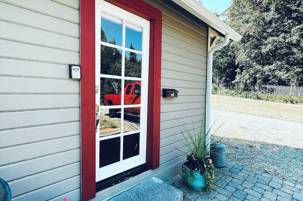 Fort Lewis Apartment | Cozy Guesthouse with WIFI, quiet and secure location w/1hr drive to Mt. Rainer