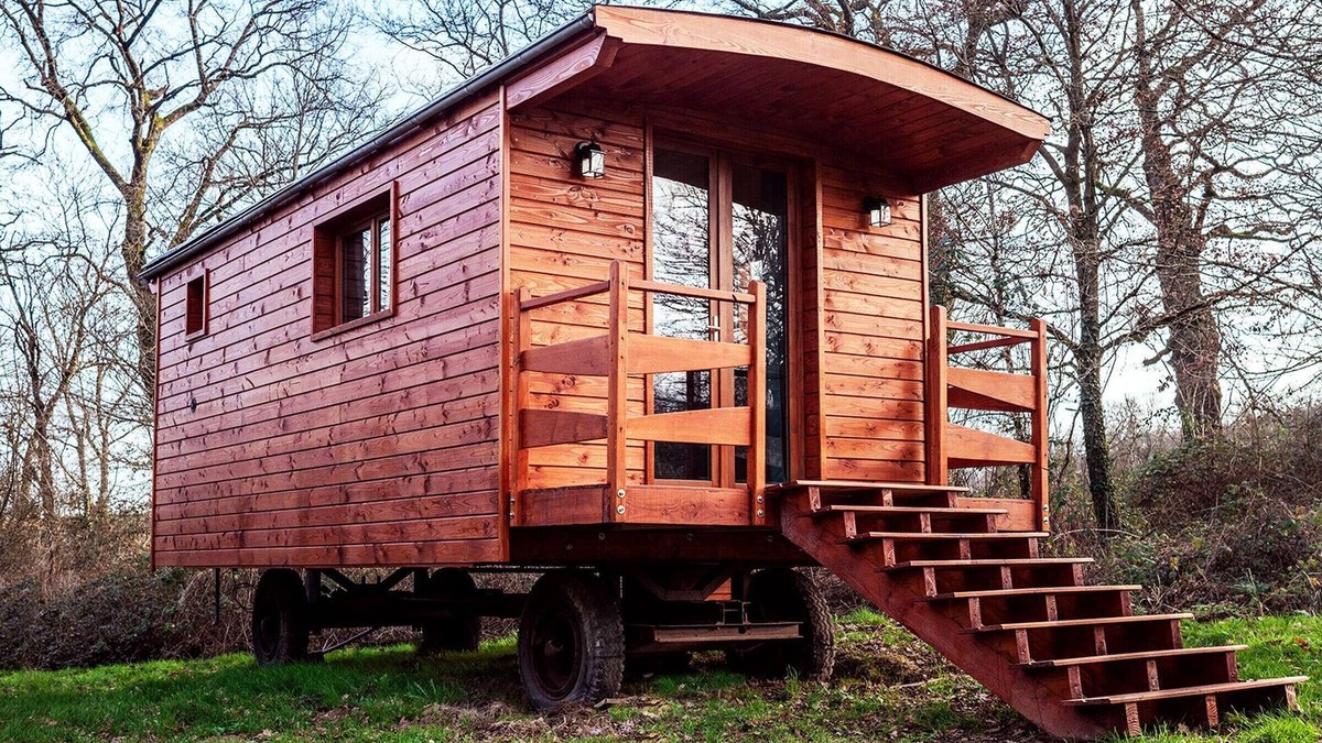 Ardentes Cottage | Cozy Gypsy Caravan Retreat in Berry with Solar Power and Full Amenities