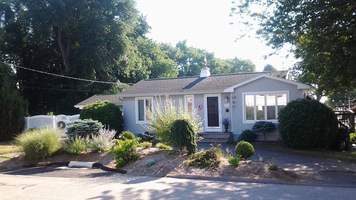 Niantic House | Cozy, happy, art-filled beach house available July 25th until August 8th, 2025