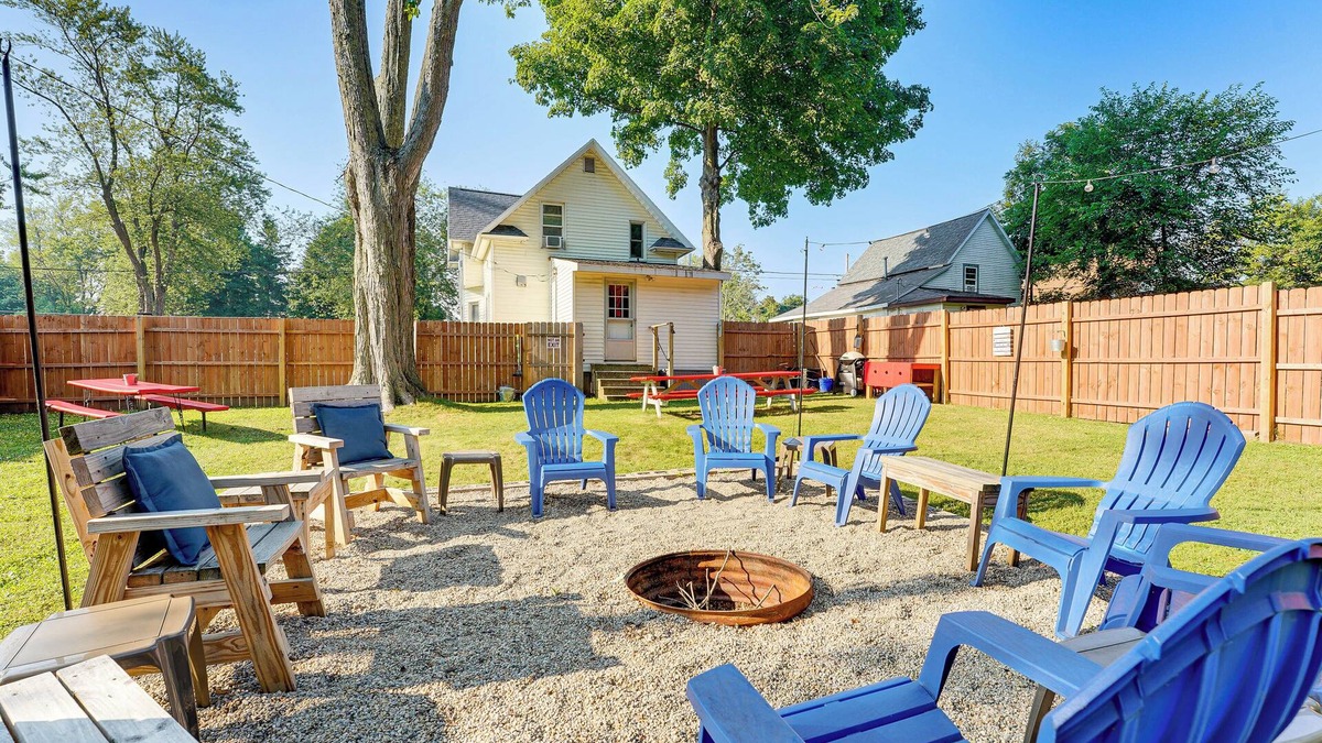 Hart House | Cozy Hart Getaway w/Fire Pit < 1 Mi to Lake!