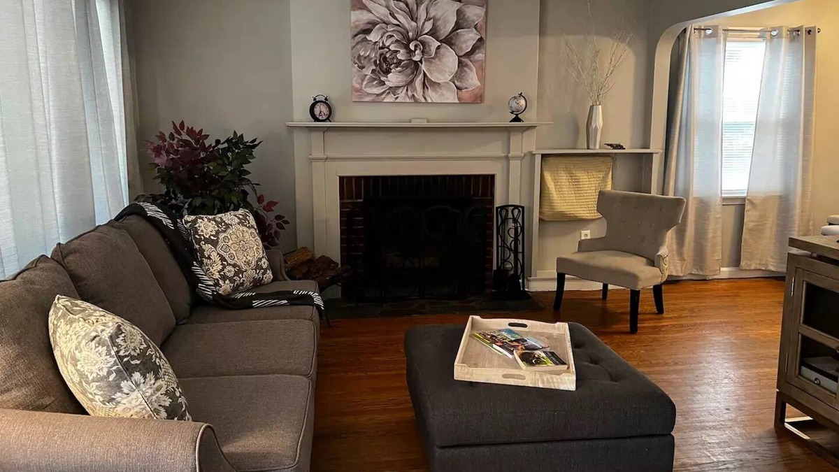 Sharon Hill House | Cozy Haven 5 mins from airport/Parking/Patio