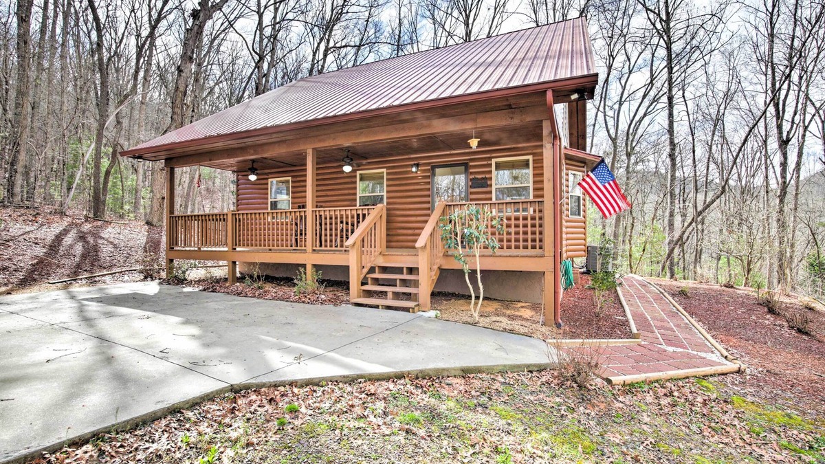 Hayesville Cabin | Cozy Hayesville Retreat w/Deck & Mtn Views!