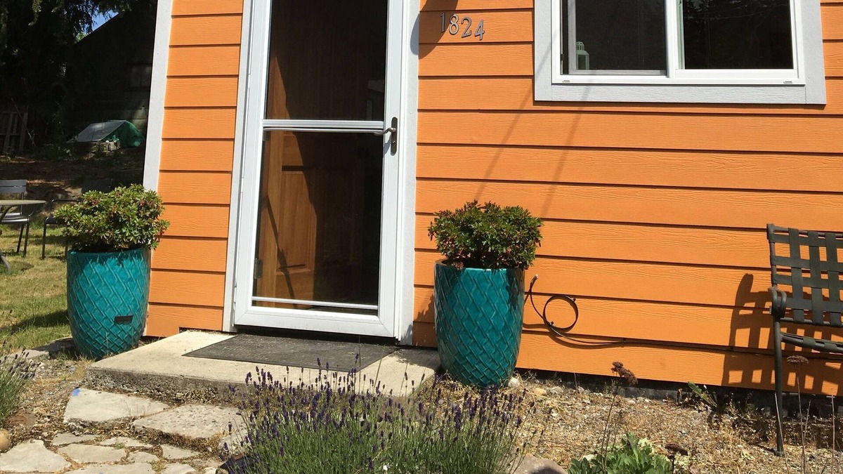 North City Cottage | Cozy Hayloft in the quiet forested suburbs of Seattle, close to lightrail