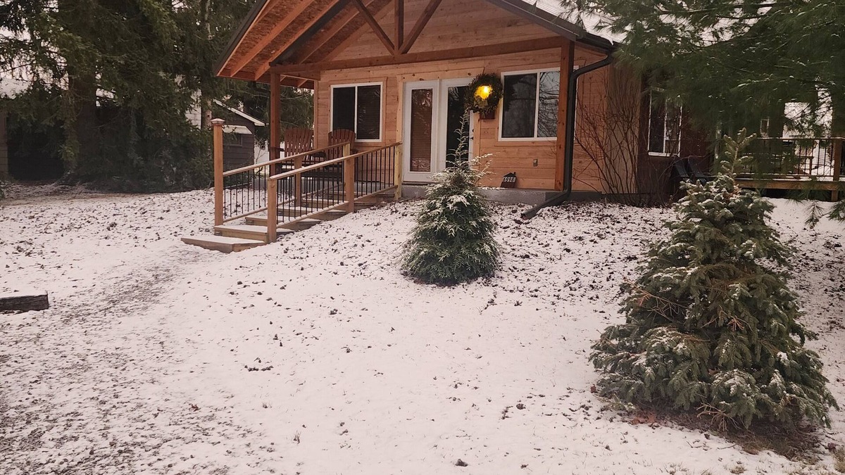 Westford Cabin | Cozy (heated/AC) clean cabin near Ohio side Pymatuning Lake