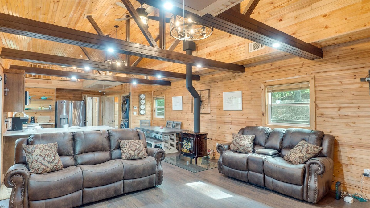 Hemphill Cabin | Cozy Hemphill Cabin w/Lake Views & Deck!