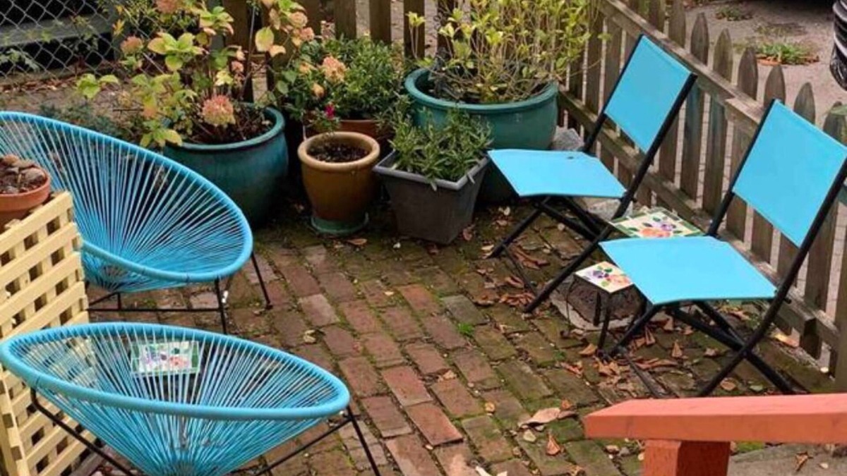 White Rock Cottage | Cozy Heritage Cottage - Steps to the Beach, Promenade, Restaurants, Shops