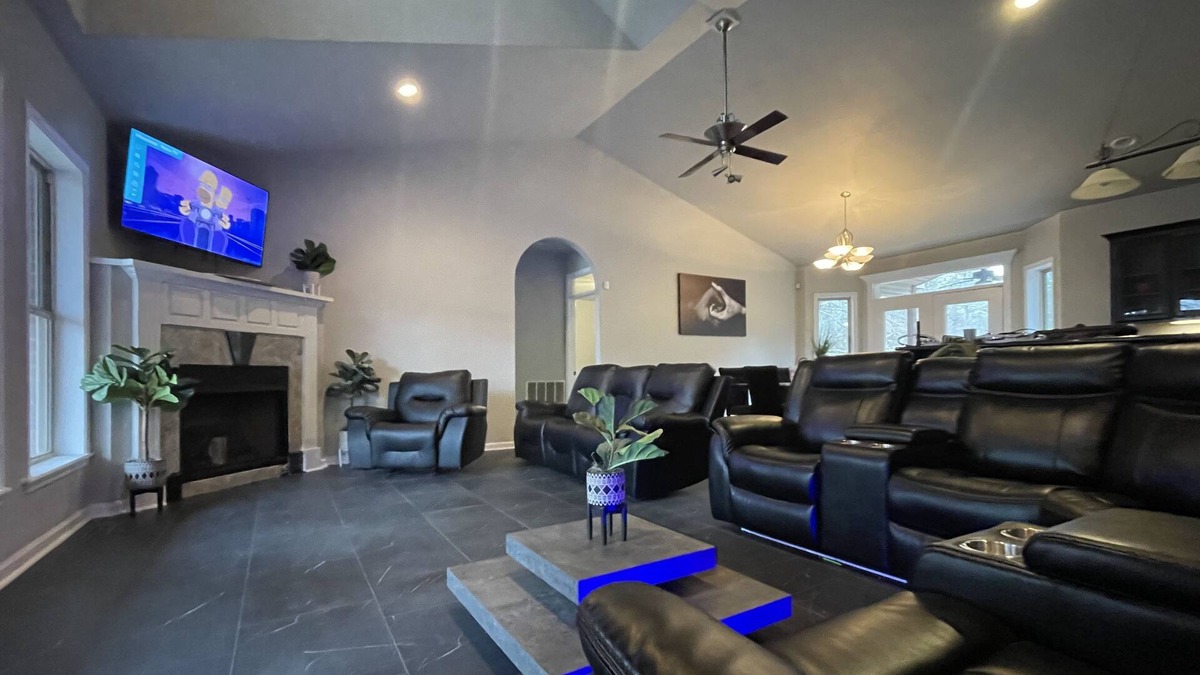 Royal House | Cozy hideaway on 3 acres! Close to Lakes! Hot Tub~Pool~Bunk/Game Room