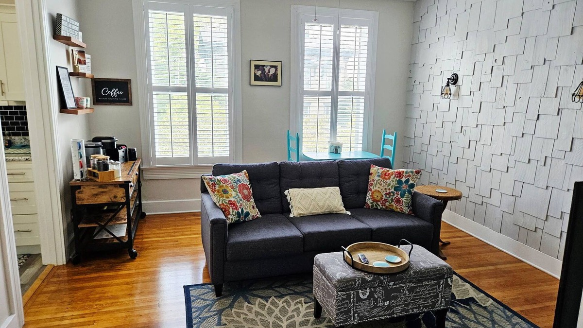 New Albany House | Cozy hideaway on Mason Row Main St. New Albany 10 minutes to downtown Louisville