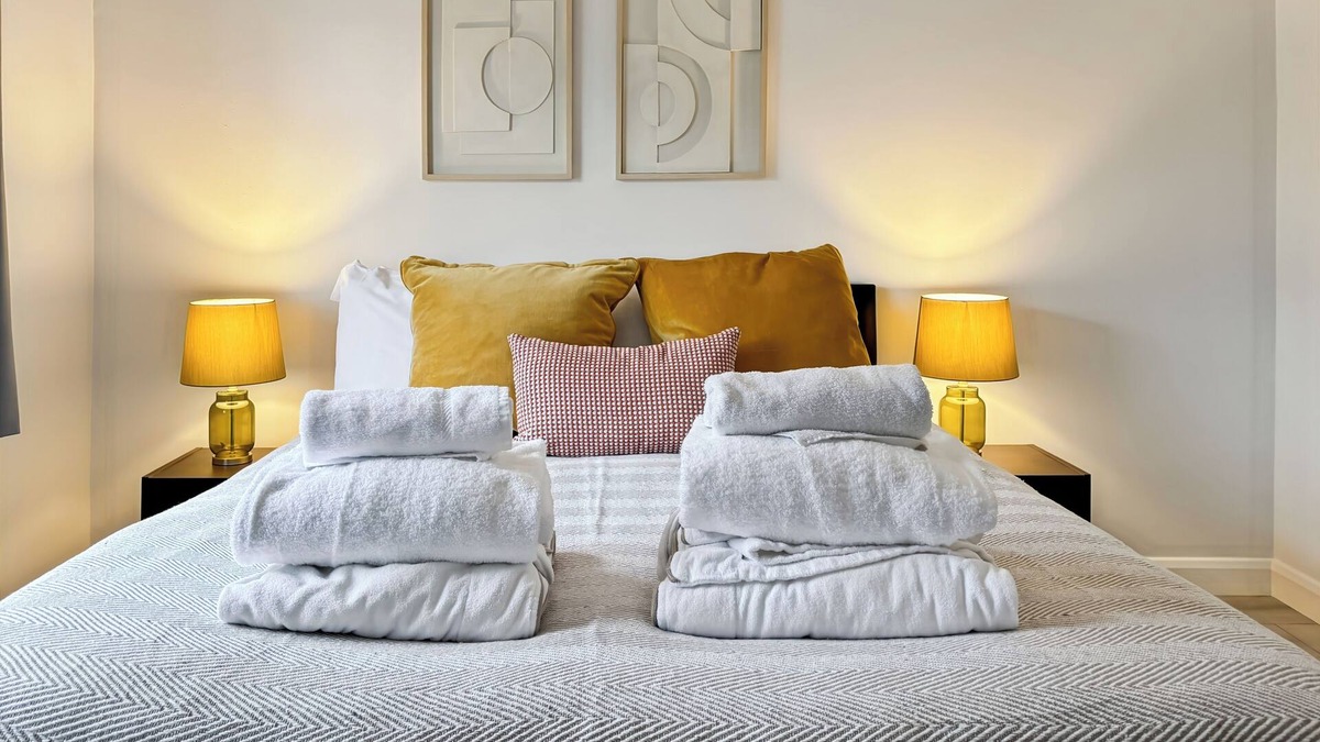 Woodingdean House | Cozy Hideaway With Hot Tub & Sauna Sleeps 7