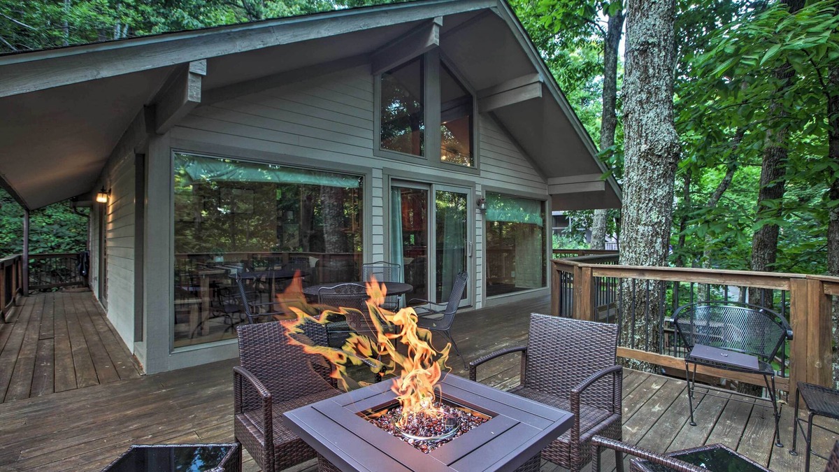 Wintergreen Cabin | Cozy 'Hillside Hideaway' in Wintergreen Resort!