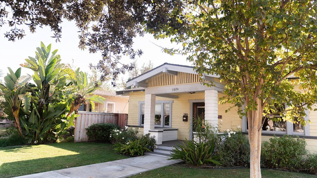 Anaheim Colony Historic District House | Cozy Historic Craftsman Bungalow | 1 mile to Disney | Sleeps 9 | Watch Disney Fireworks in Backyard