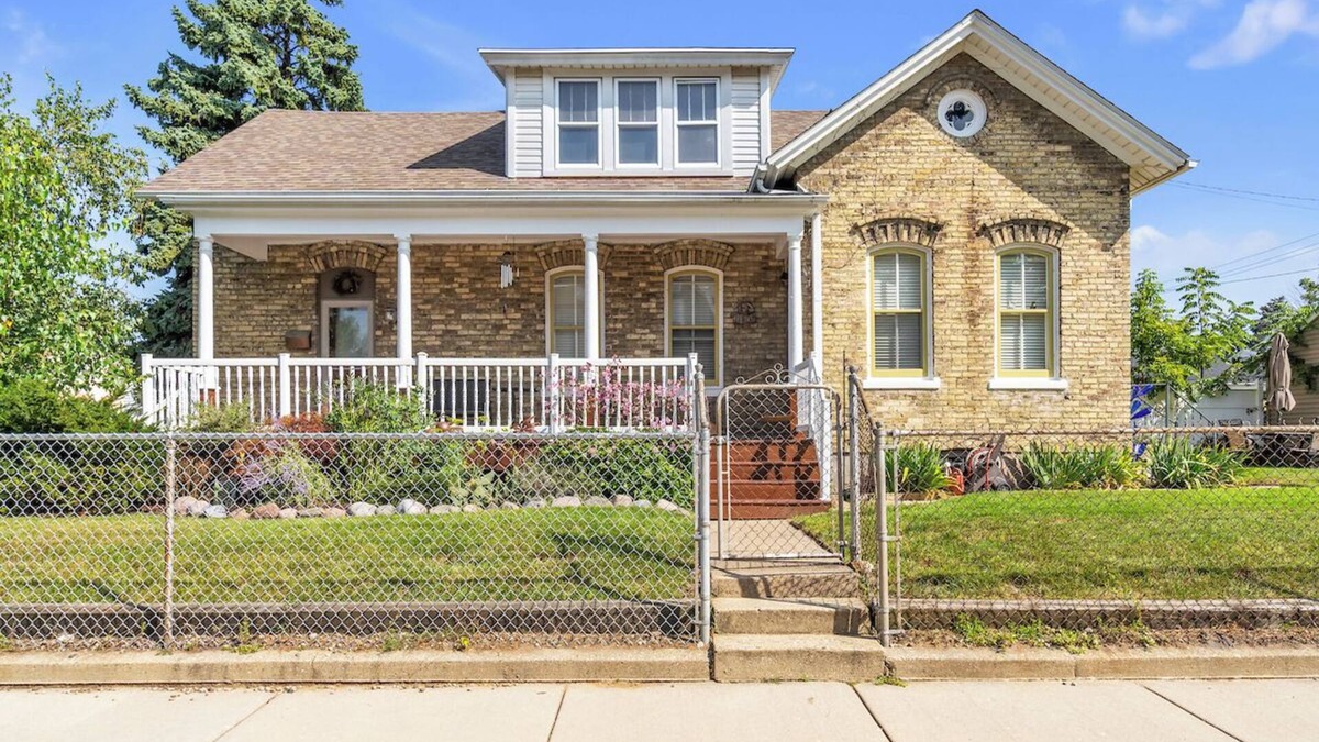 Racine House | Cozy, historic Cream City brick, "Workers Cottage" 2 blocks from Lake Michigan.