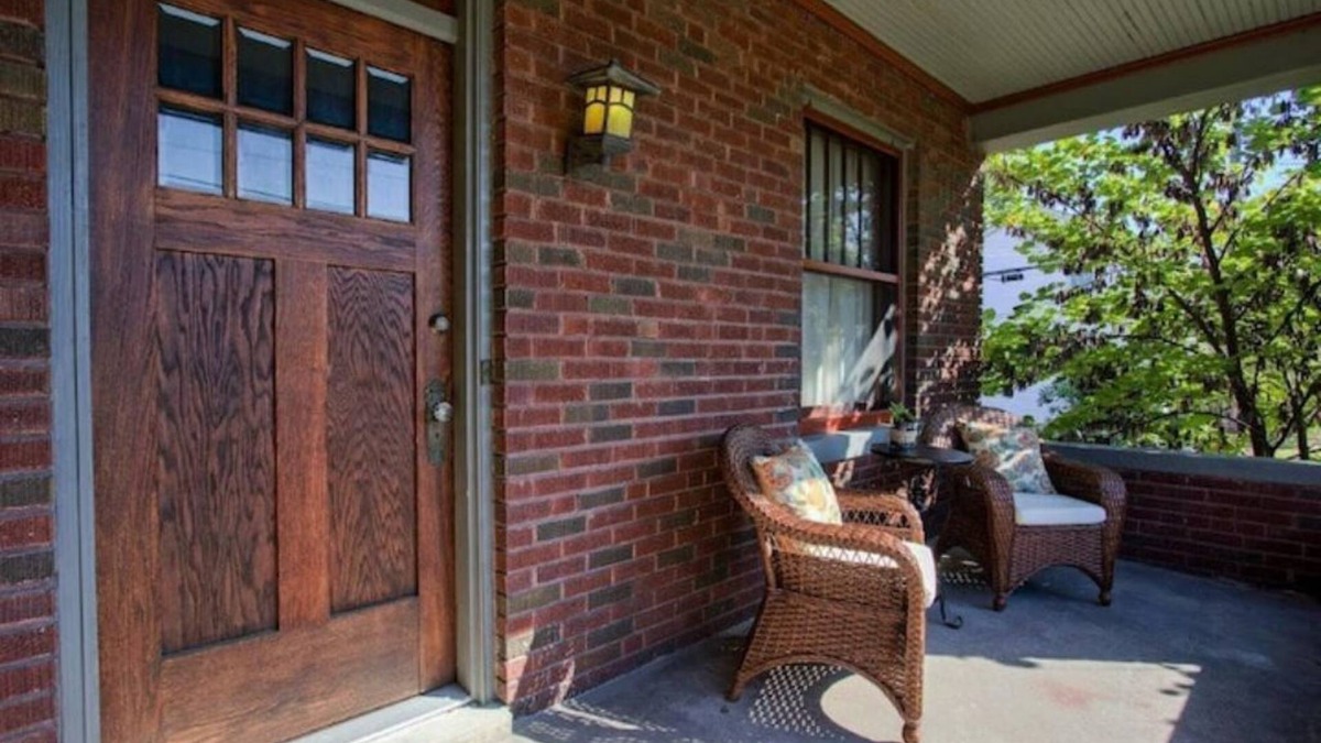 Edwardsville Apartment | Cozy Historic Downtown Edwardsville Charmer