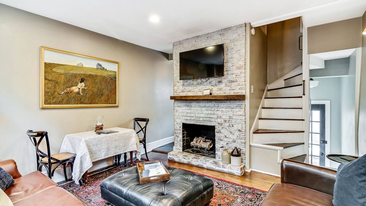 Washington Square West House | Cozy & Historic Gem: Free Parking+ Patio -Sleeps 6