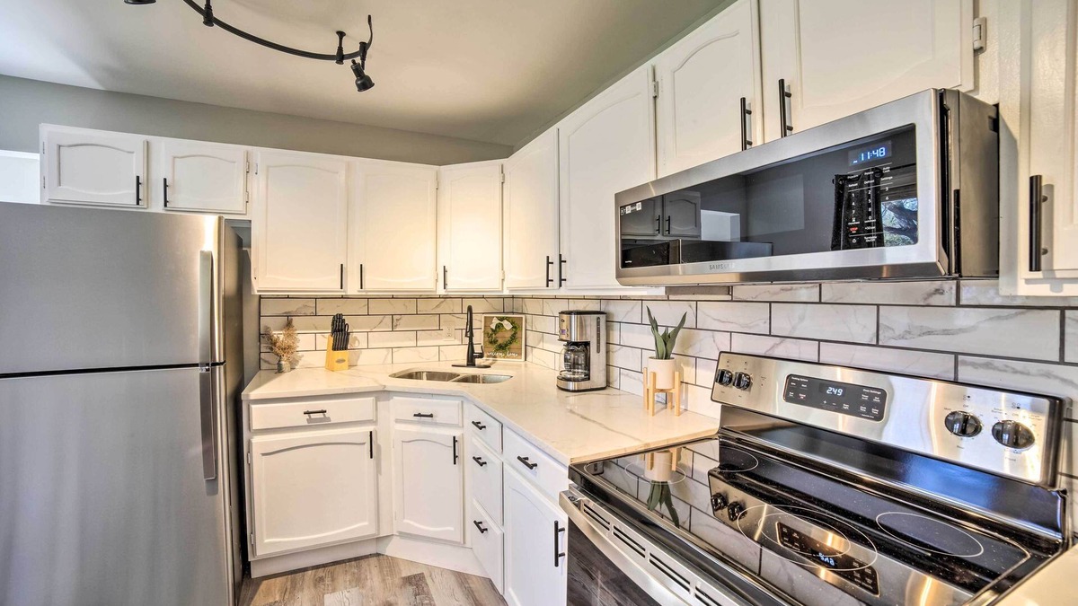 Hobart House | Cozy Hobart Retreat < 9 Mi to Lake Michigan!