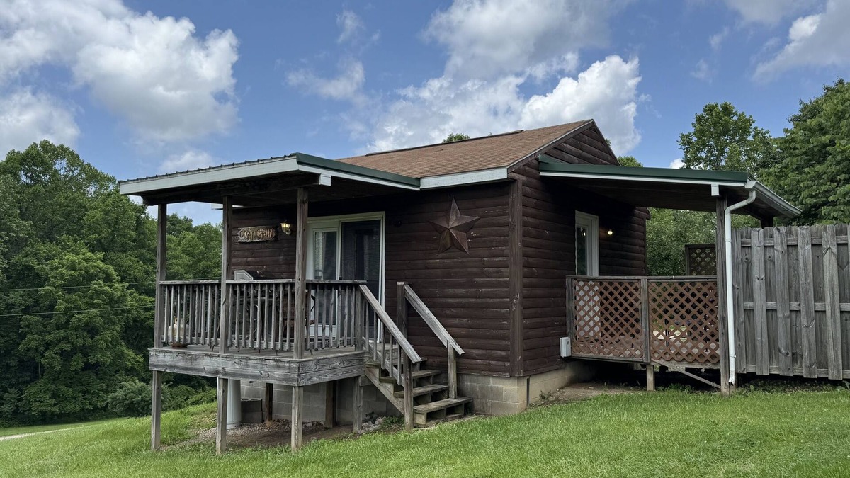 Nelsonville Cabin | Cozy Hocking Hills Couples Cabin | Private Hot Tub