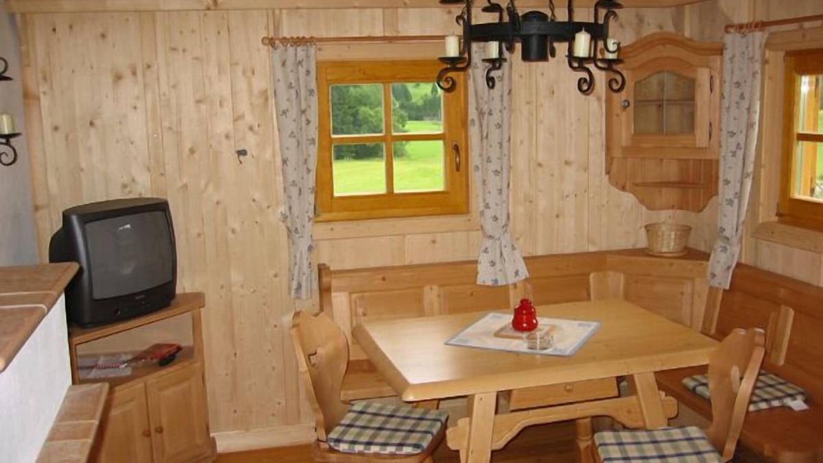 Lassing Apartment | Cozy holiday home with a tiled stove