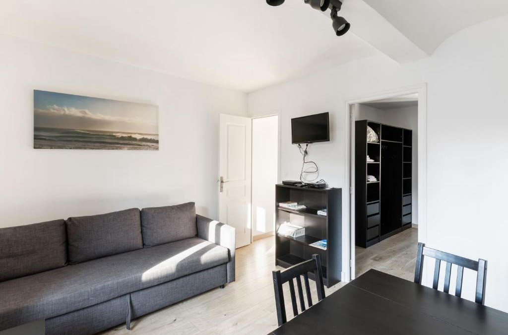 Port-en-Bessin-Huppain House | Cozy Holiday Home in Port en Bessin Huppain with Heating Facility