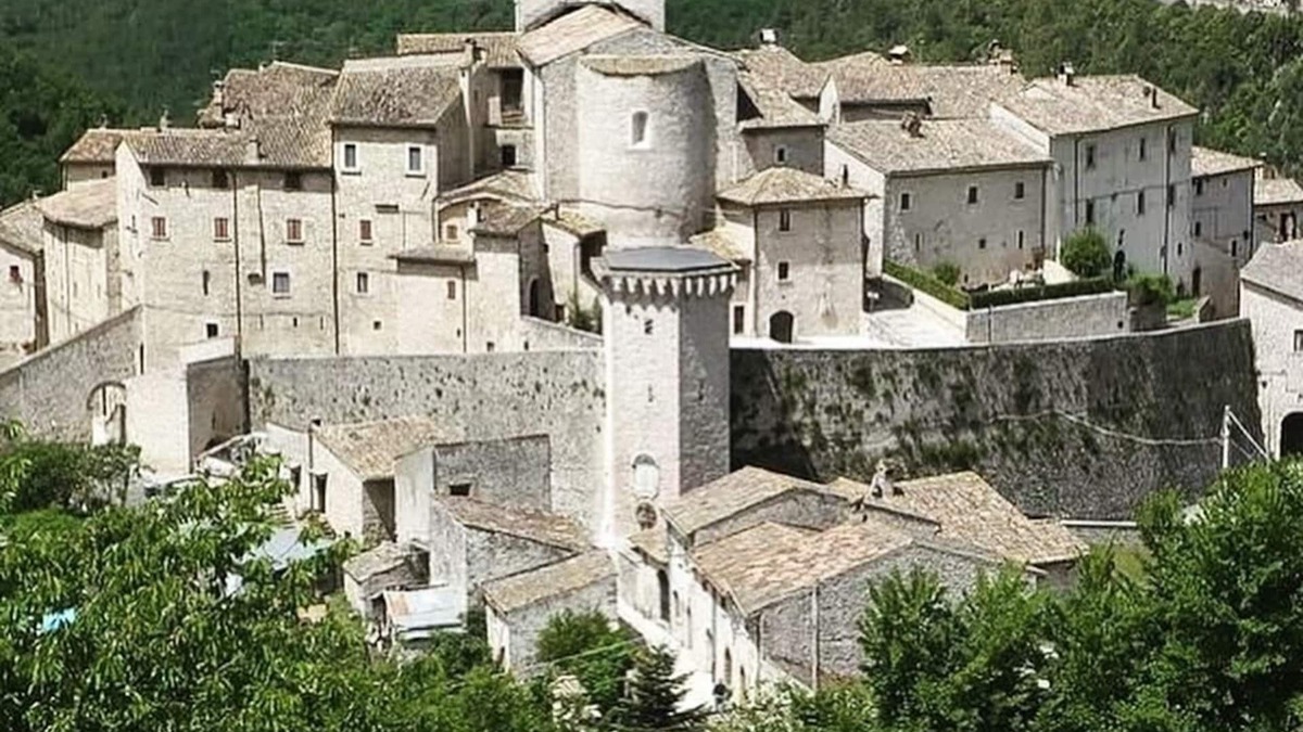 Vallo di Nera Apartment | Cozy Holiday Home, 2 double rooms Mountain Views in Medieval Village