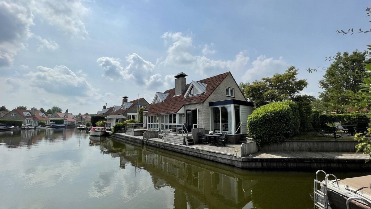 Langweer House | Cozy holiday home on the water with a terrace and jetty