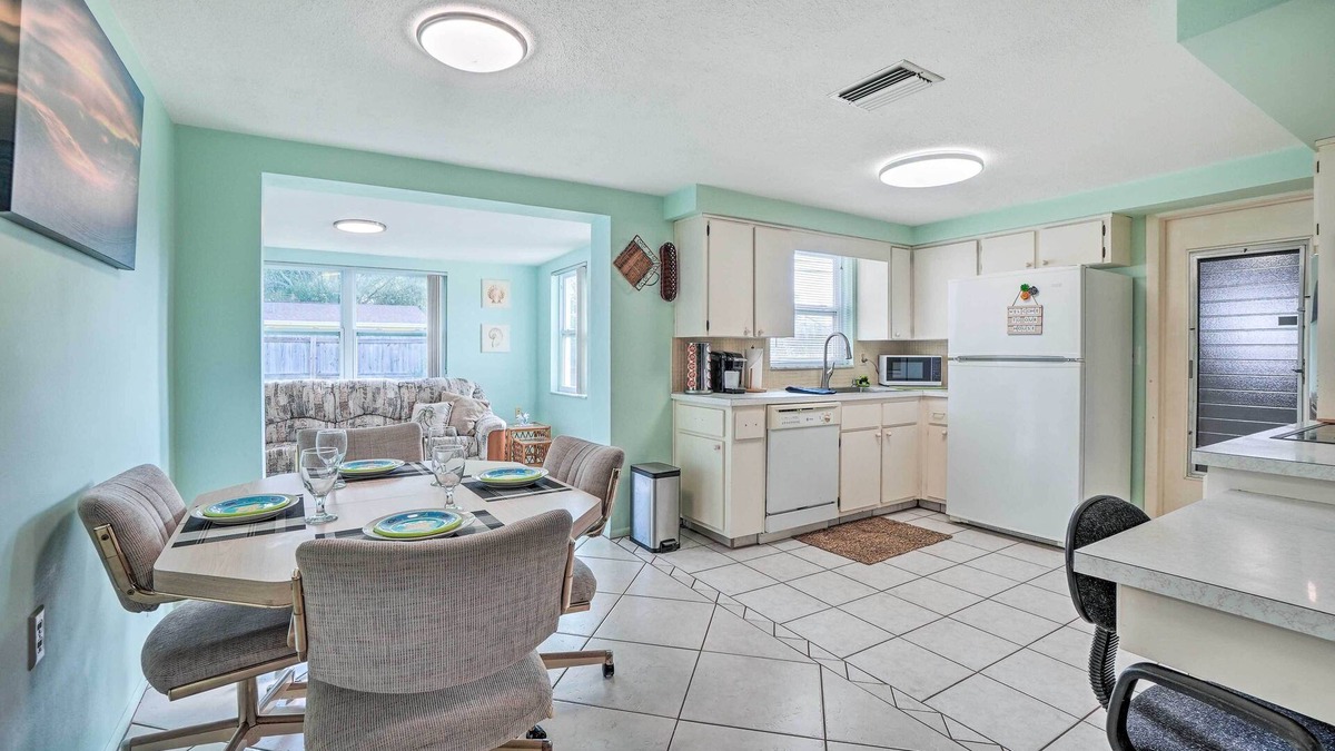 Forest Hills House | Cozy Holiday Home w/Yard ~ 5 Mi to Beach!