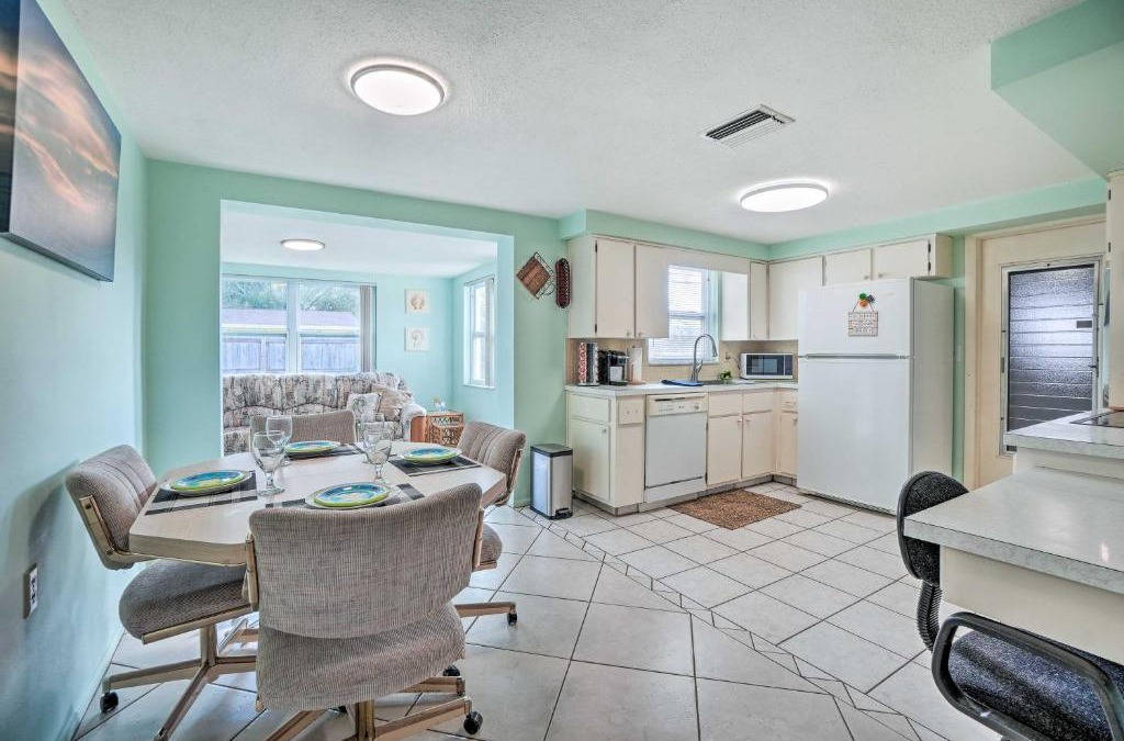 Forest Hills House | Cozy Holiday Home with Yard about 5 Mi to Beach!