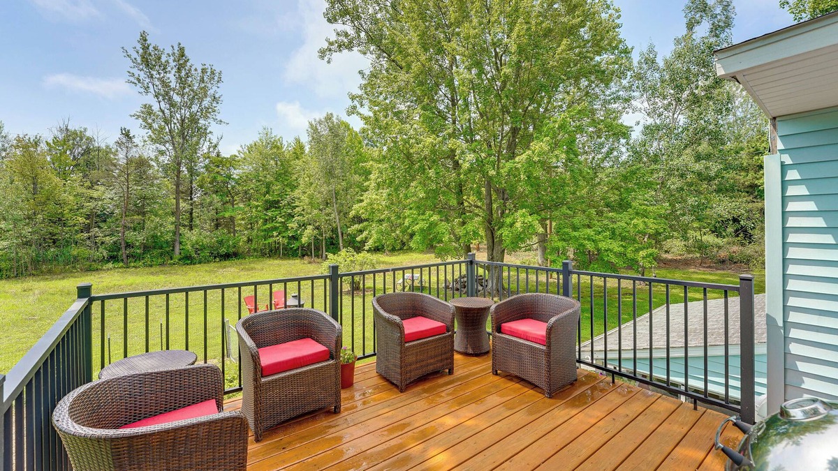 Holland Apartment | Cozy Holland Studio w/Deck Near Lake Michigan!