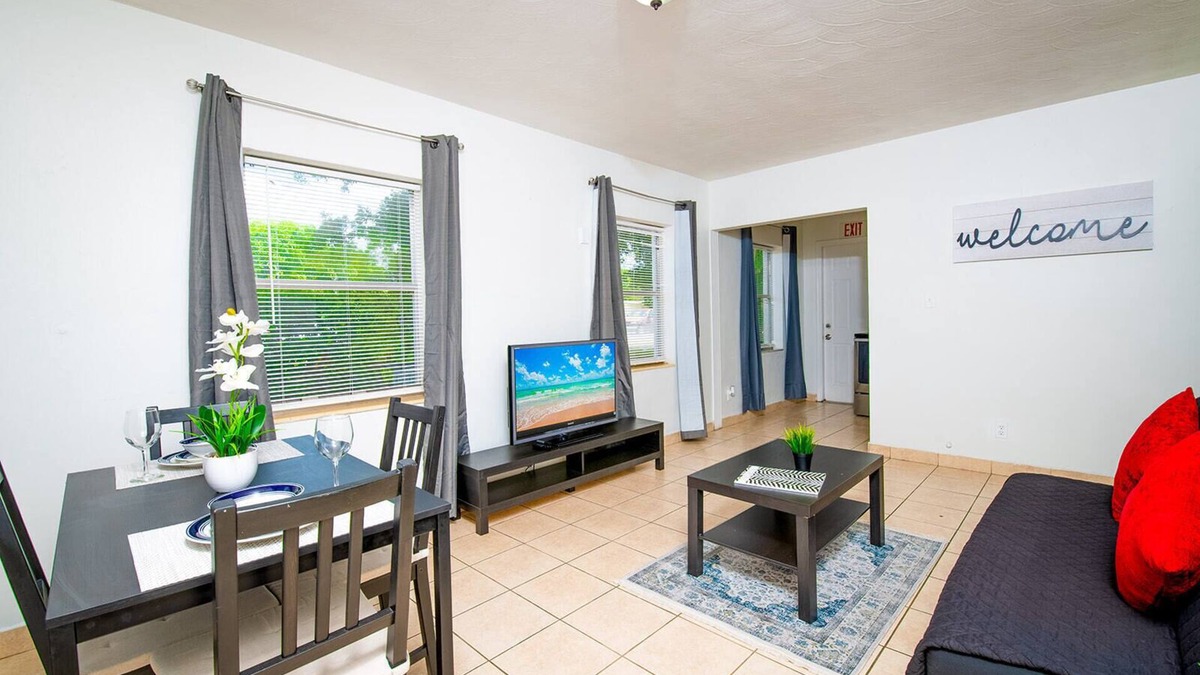 North Central Hollywood Apartment | Cozy Hollywood Apartment with AC/Wifi/Parking in the Heart of the City!